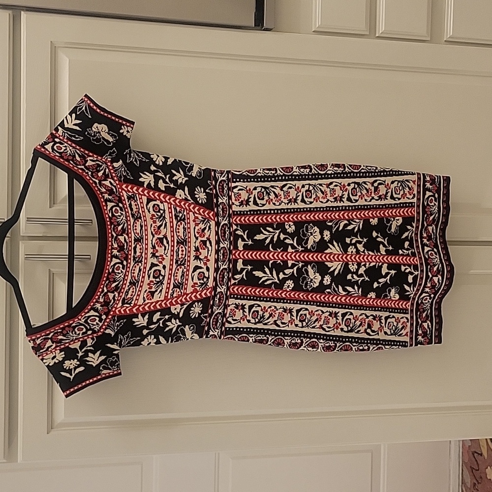 Beautiful print; Chelsea & Violet knee length dress. Size medium